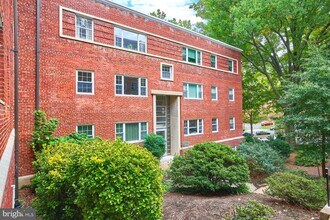 Building Photo - 1322 Fort Myer Dr