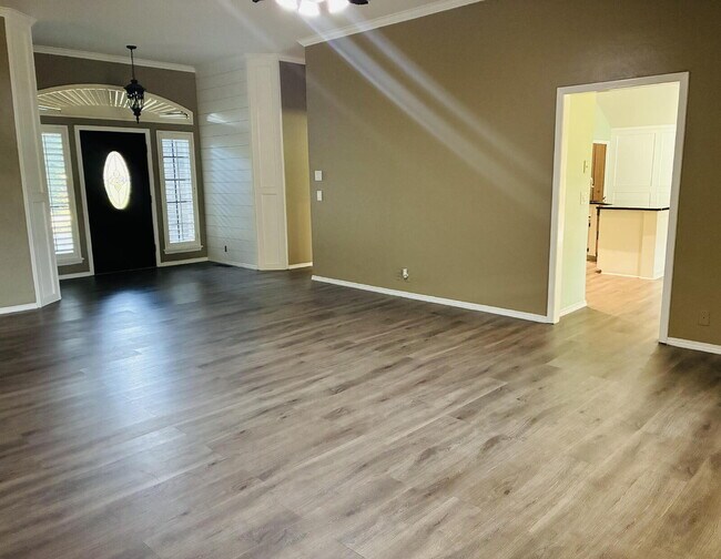 Building Photo - Beautiful Home in Westbury South Ready for Move-In!