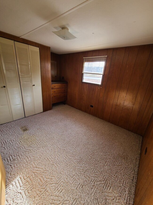 Building Photo - 3 Bedroom Mobile Home in Grandview Plaza