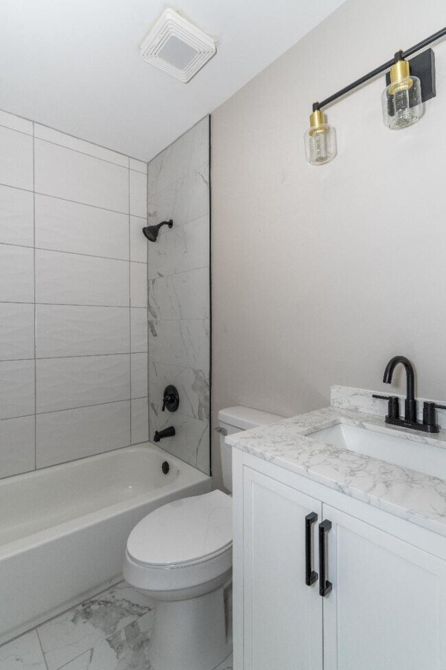 Building Photo - 2180 Glenoro Dr