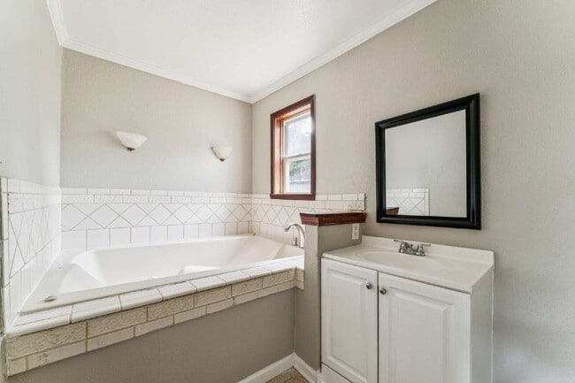 Building Photo - Charming 2 Bedroom, 2 Bath with Extra Loft Space Available Now!