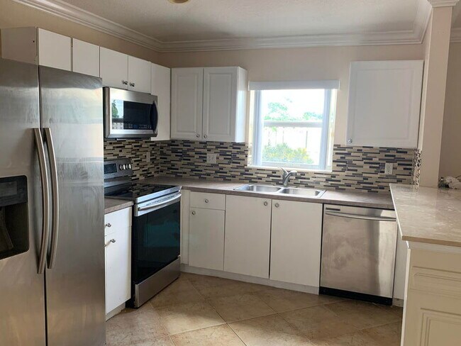 Building Photo - 5900 Azalea Cir