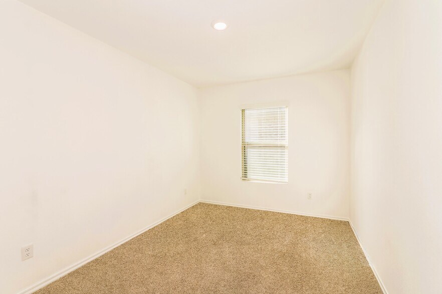 Building Photo - 11150 N Lake Mist Ln