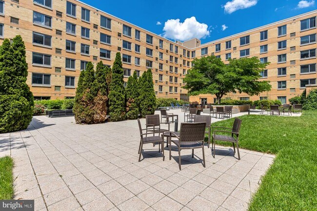 Building Photo - 440 L St NW