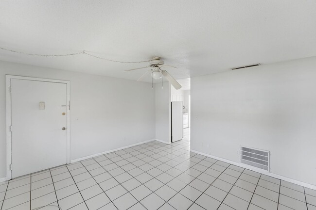 Building Photo - 1655 W Oak Ridge Rd