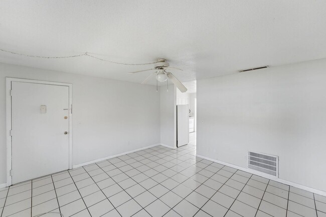 Building Photo - Modern & Spacious 2-Bedroom Apartment in Serene Oakridge Orlando