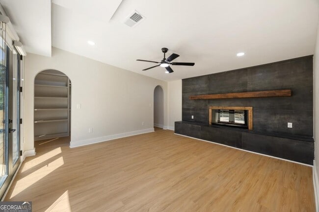 Building Photo - 2555 Flagstone Dr SE