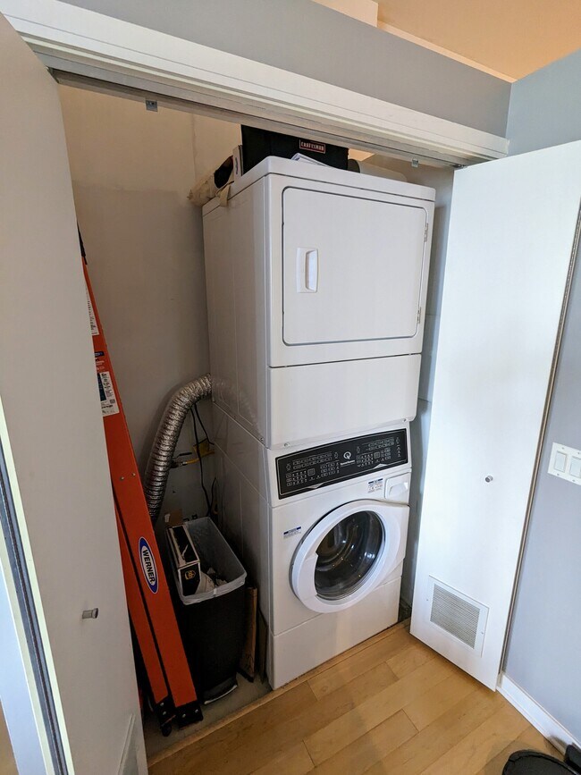 Building Photo - 860 W Blackhawk St