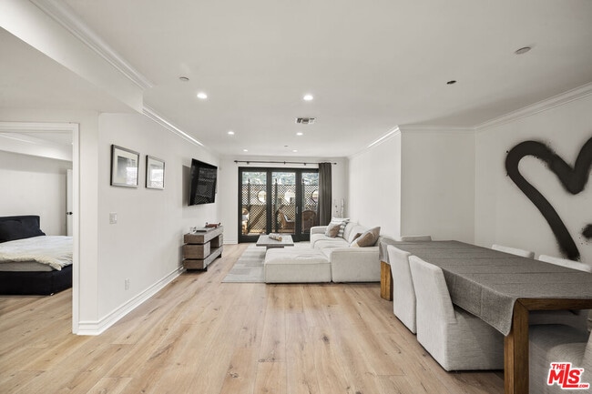 Building Photo - 122 N Clark Dr