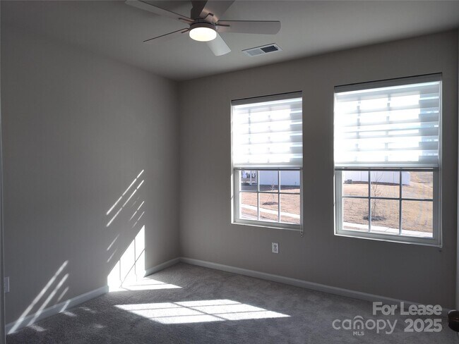 Building Photo - 3247 Crawford Ave