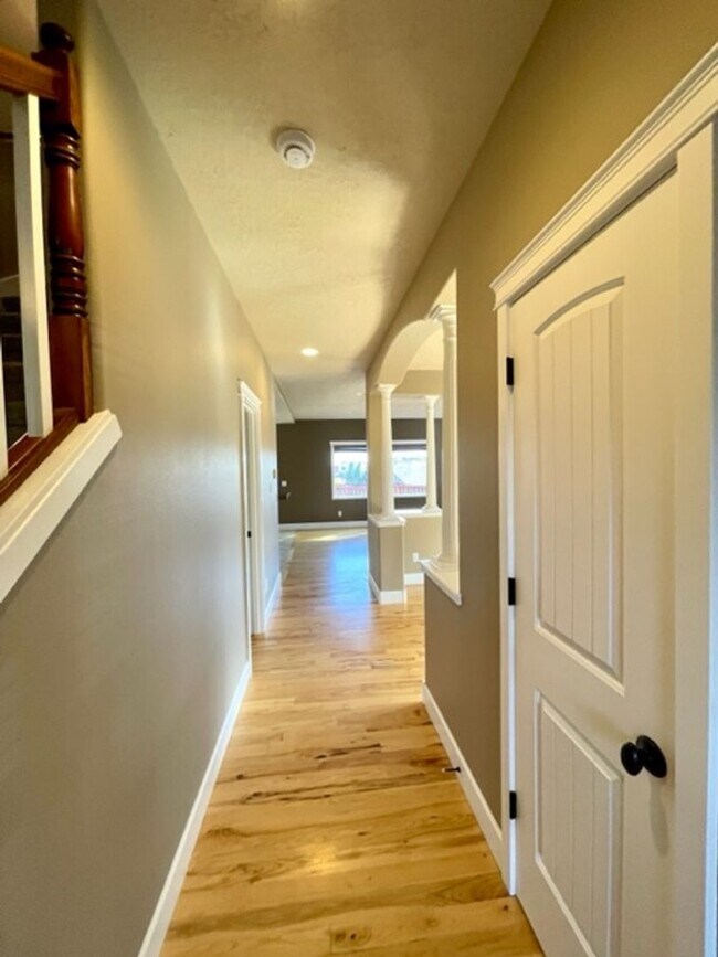 Building Photo - Gorgeous 3 bedroom spacious home in NE Ben...
