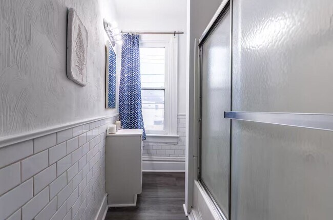 Building Photo - Renovated 3BR in South Side Flats | 100 Walk Score | In-Unit Laundry