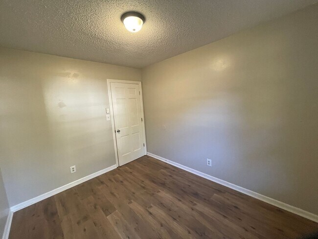 Building Photo - Renovated 3 bedroom 1 bathroom house