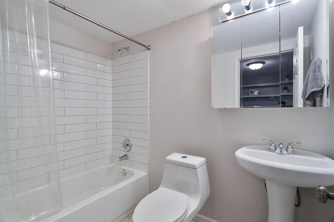 Building Photo - 3029 N Oakley Ave