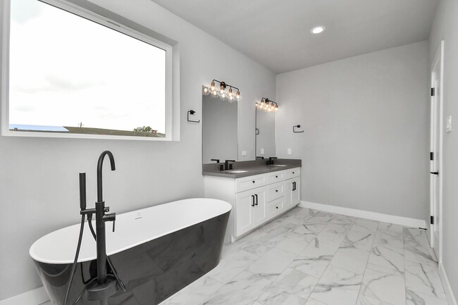 Building Photo - 6817 Peerless St