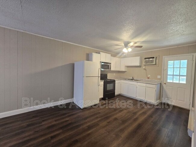 Building Photo - 506 Lake Dr