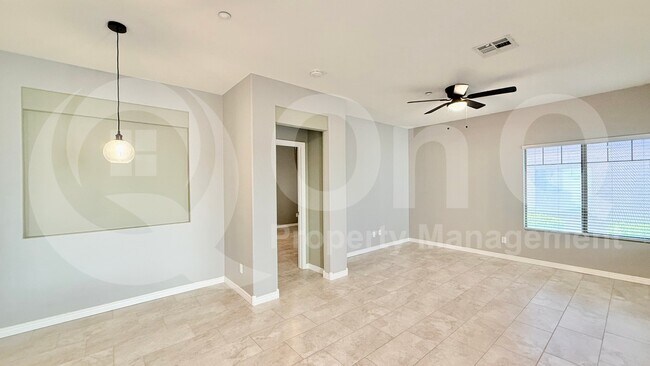 Building Photo - 805 S Sycamore