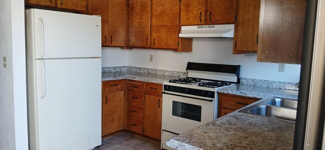 Building Photo - Upstairs 2 bedroom apartment near downtown...