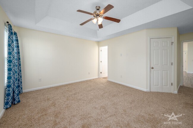Building Photo - Split Floor Plan, Open and Bright
