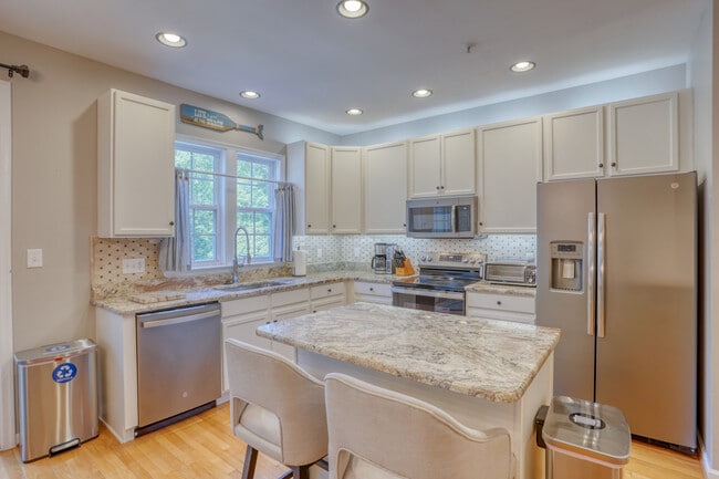 Building Photo - Fairfield Townhome