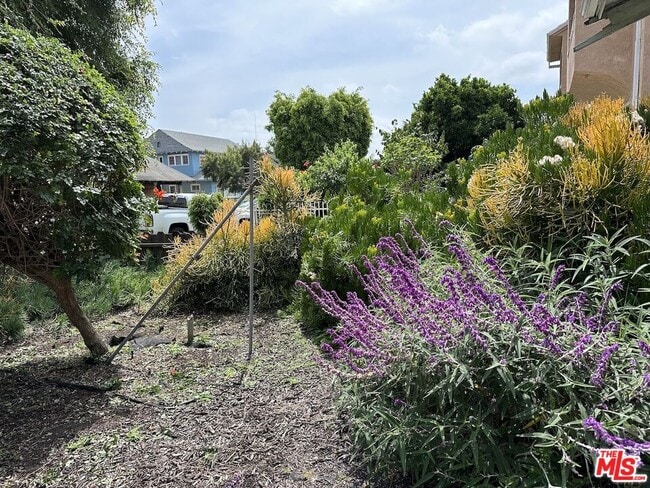 Building Photo - 1075 1/2 Leighton Ave