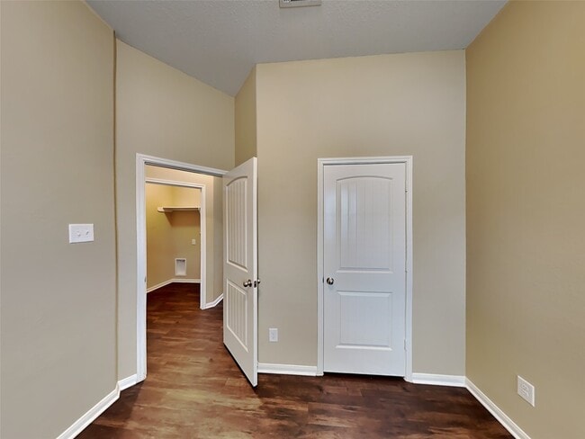 Building Photo - 2324 Shady Tree Ln