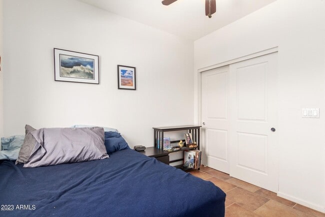 Building Photo - 525 W Lakeside Dr