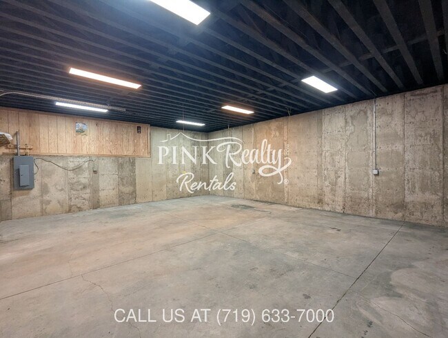 Building Photo - 2545 Lelaray St