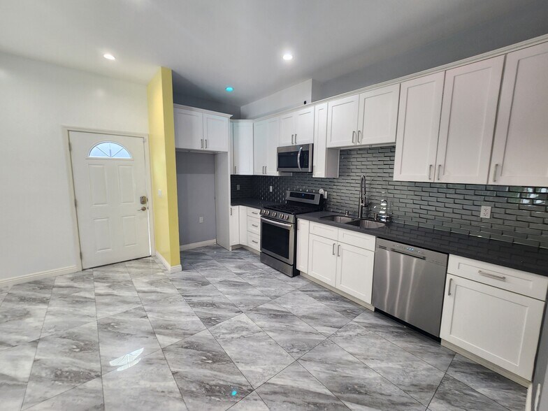 Building Photo - 6827 Murietta Ave