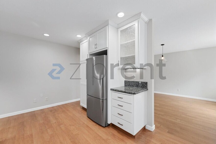 Building Photo - Unit