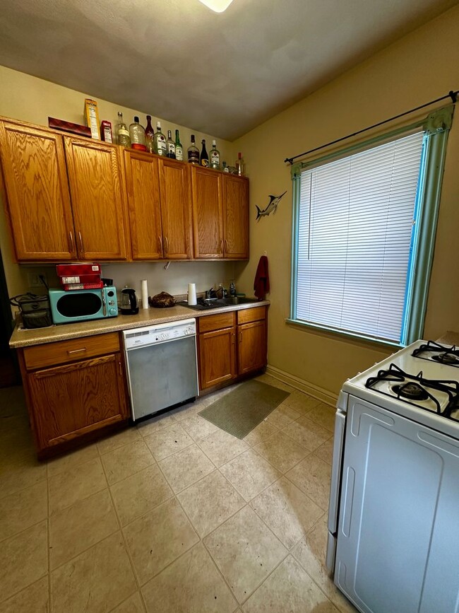 Building Photo - Spacious 5BR/2.5BA Home in Madison - Avail...