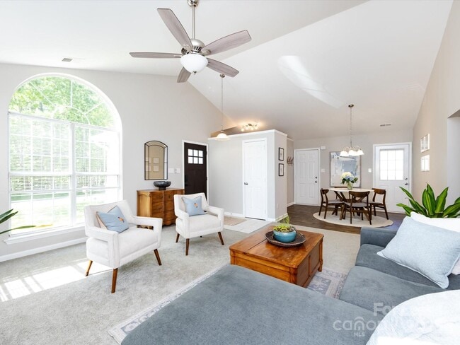 Building Photo - 7731 Ivy Hollow Dr