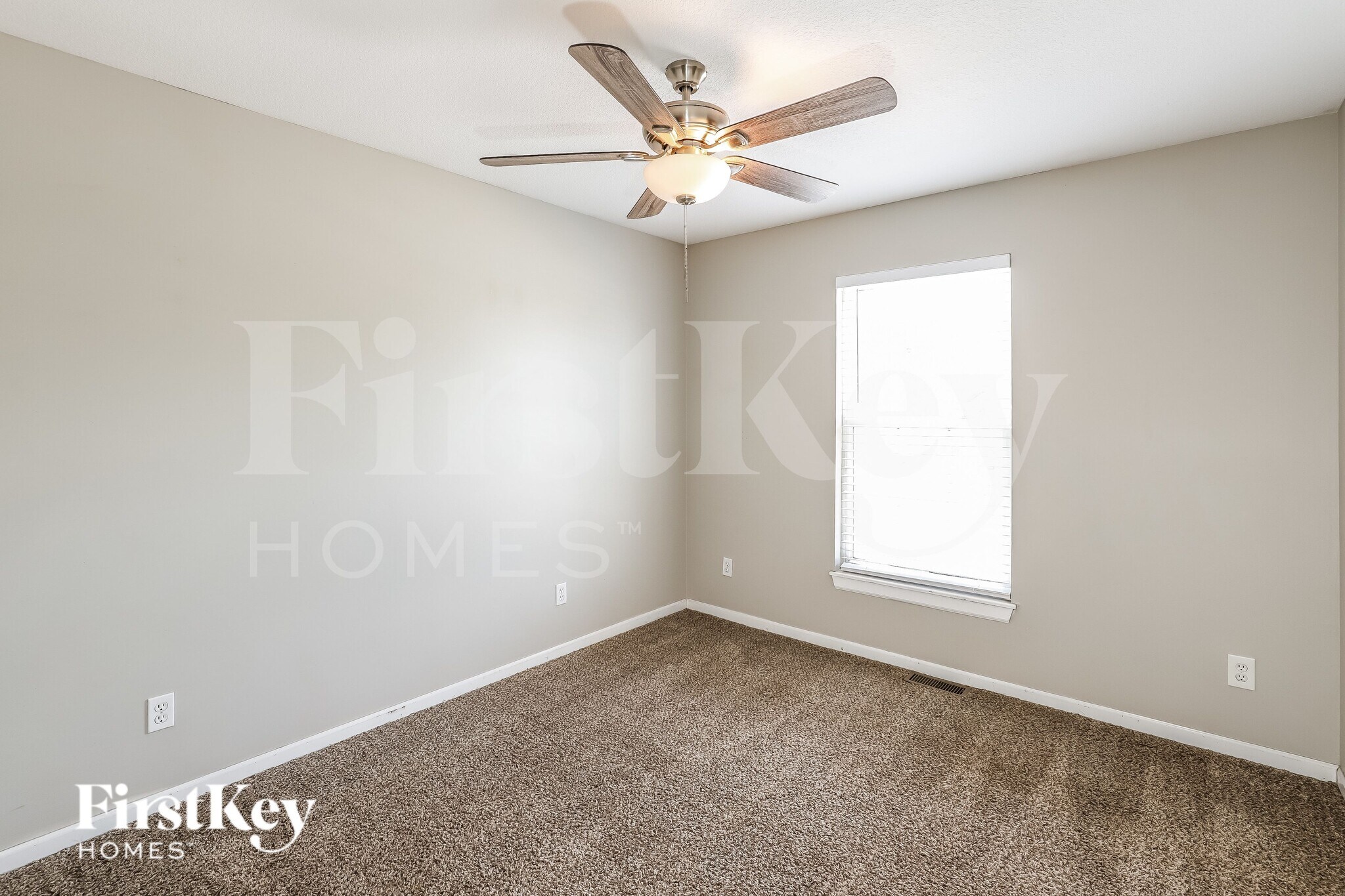 Building Photo - 904 E Madelyn Dr