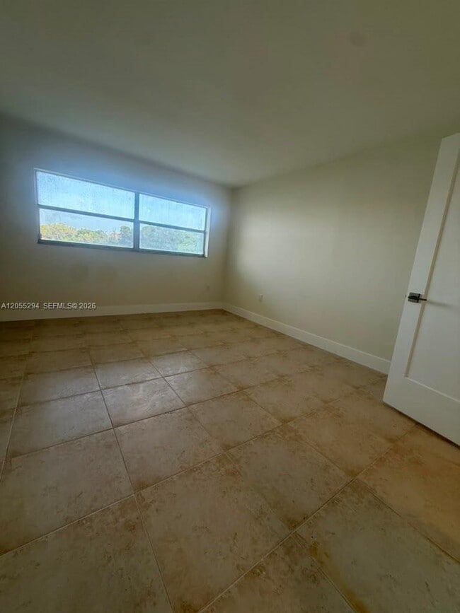 Building Photo - 9351 Fontainebleau Blvd