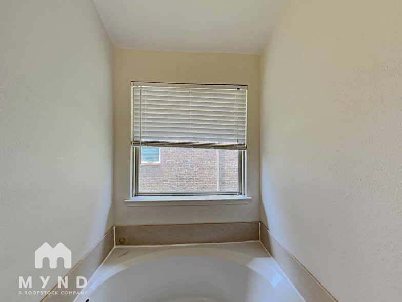 Building Photo - 5591 Coventry Drive
