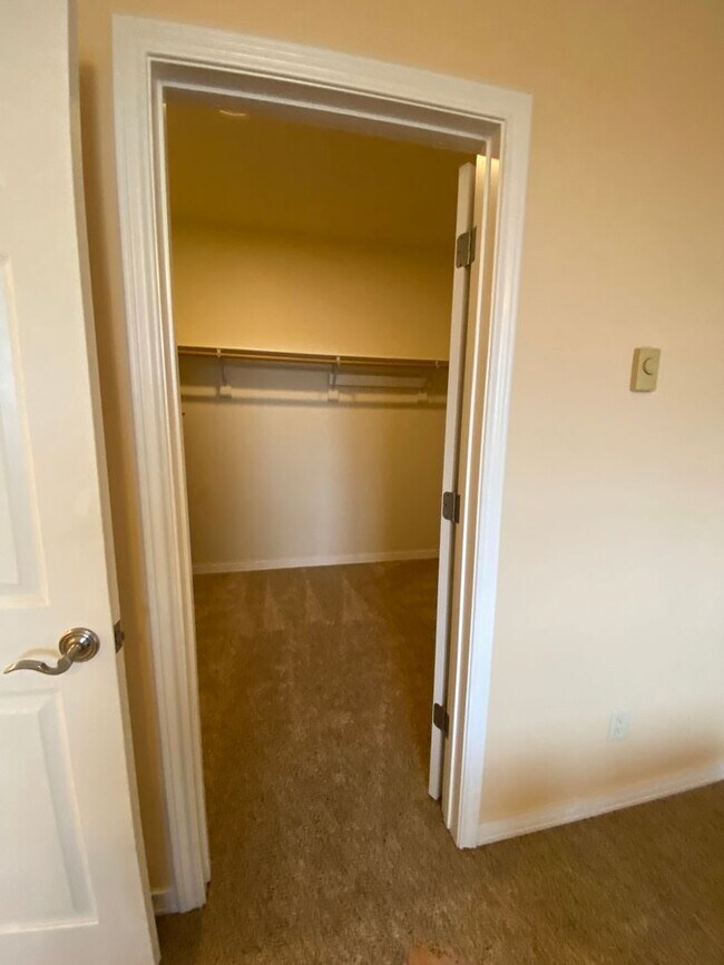 Building Photo - Spacious  3 bedroom 2.5 bathroom townhouse