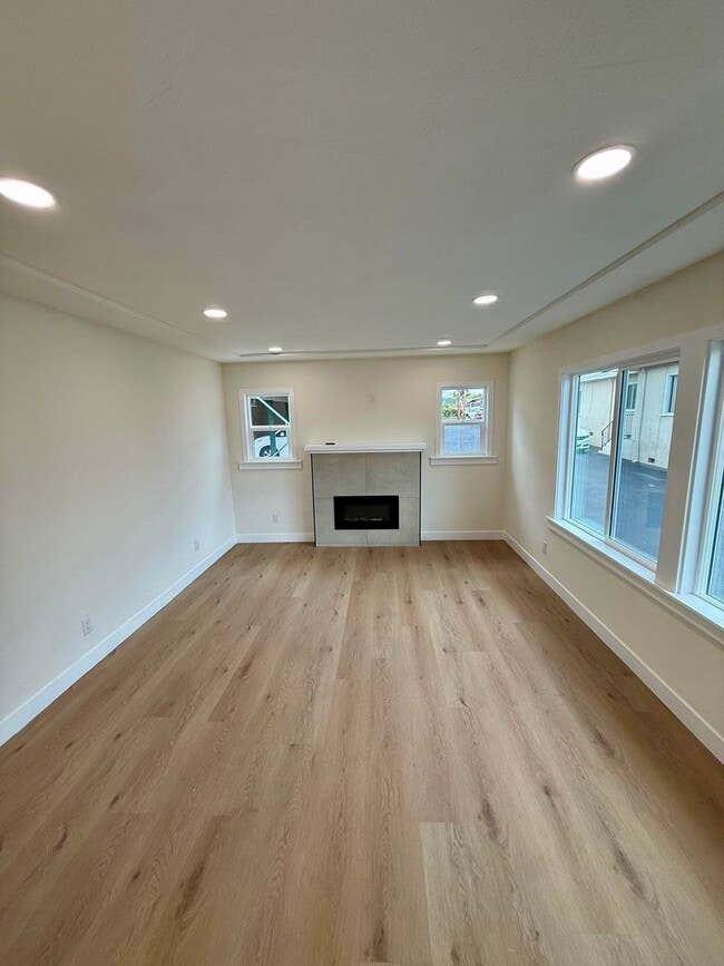 Building Photo - Completely Remodeled Single Family House!