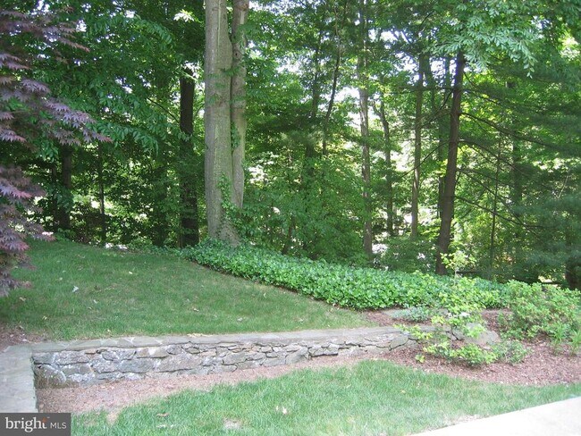 Building Photo - 8212 Hawthorne Rd