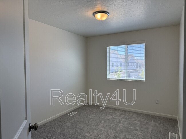 Building Photo - 203 E Arcade Dr