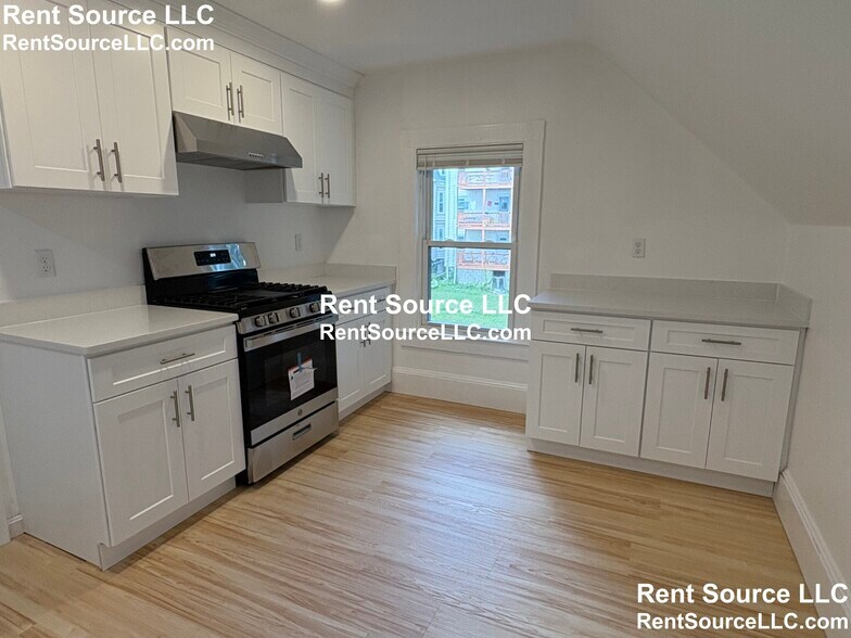 Building Photo - 9 Knapp St