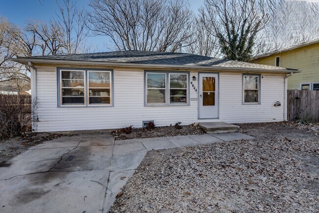 Building Photo - 4644 S Oak Ave