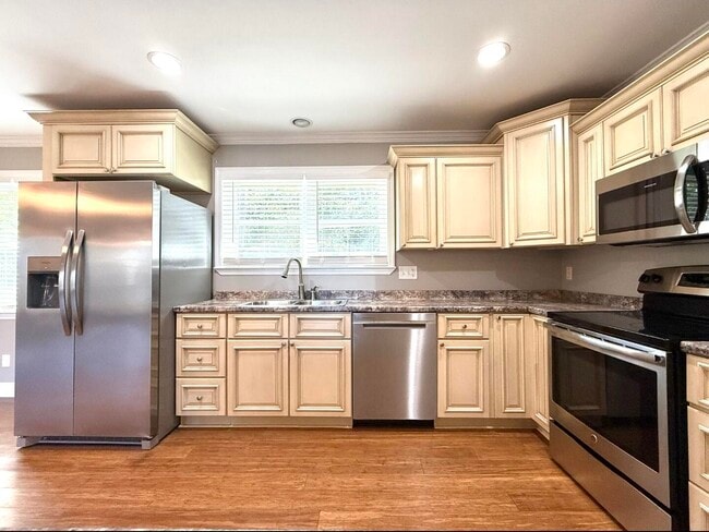 Building Photo - 223 Westmont Dr