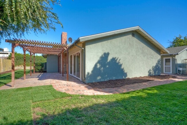 Building Photo - Beautifully Renovated 3-Bedroom Home with ...
