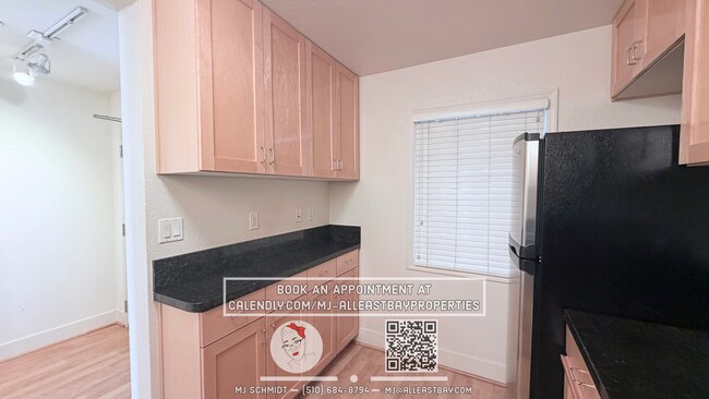 Building Photo - Beautiful two-story residence with 2 bedrooms, 2 bathrooms and balcony with views of the city loc...