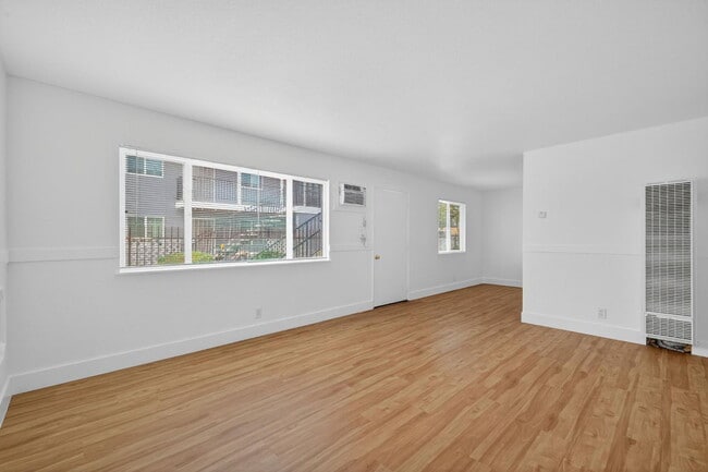 Building Photo - 2-Bedroom 1-Bath Gem- $1300/month!