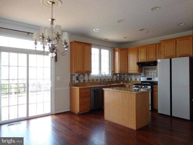 Building Photo - 24699 Kings Canyon Square