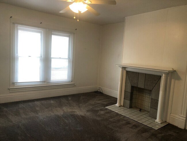 Building Photo - Bellevue - 2 BR Duplex, 2nd floor, 1 Bath!