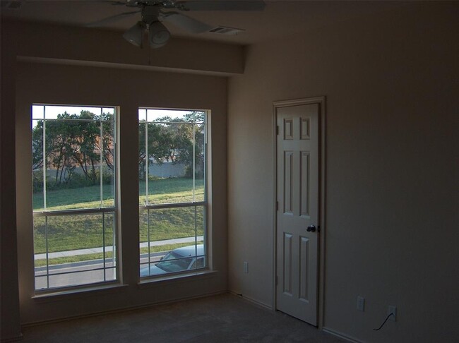 Building Photo - 2206 Sweet Clover Dr