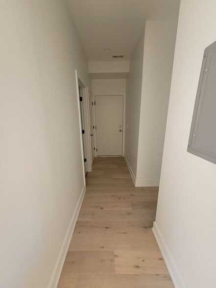 Building Photo - 1334 W Bryn Mawr Ave