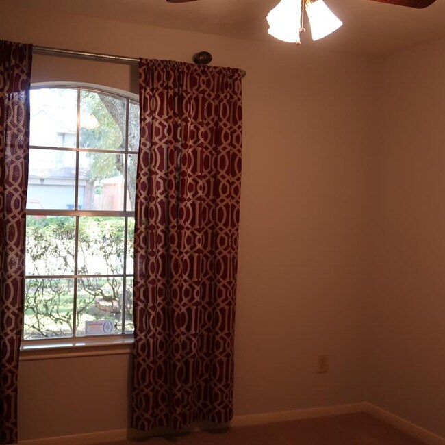 Building Photo - 1714 Oak Ridge Dr